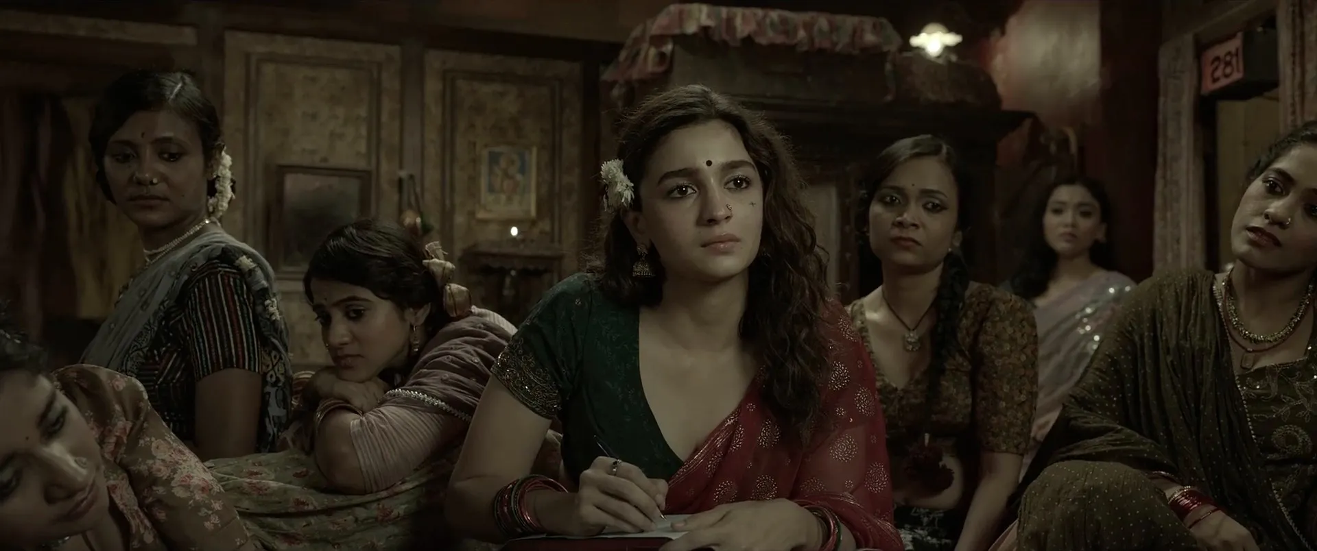 Gangubai Kathiawadi (2022) Hindi Movie Web-DL 720p – 480p Screenshot